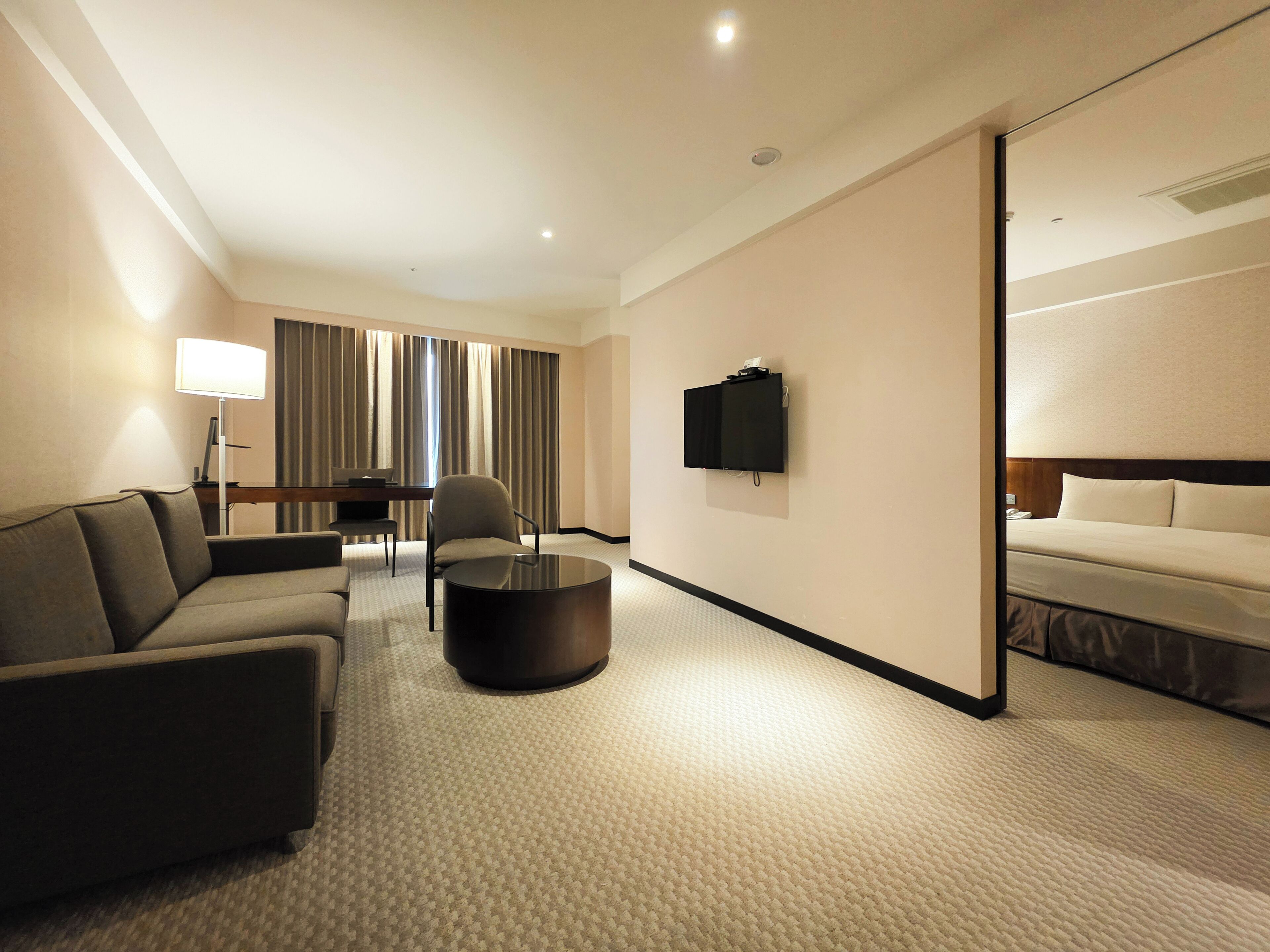 Minibar, caja de seguridad en la habitación y escritorio 