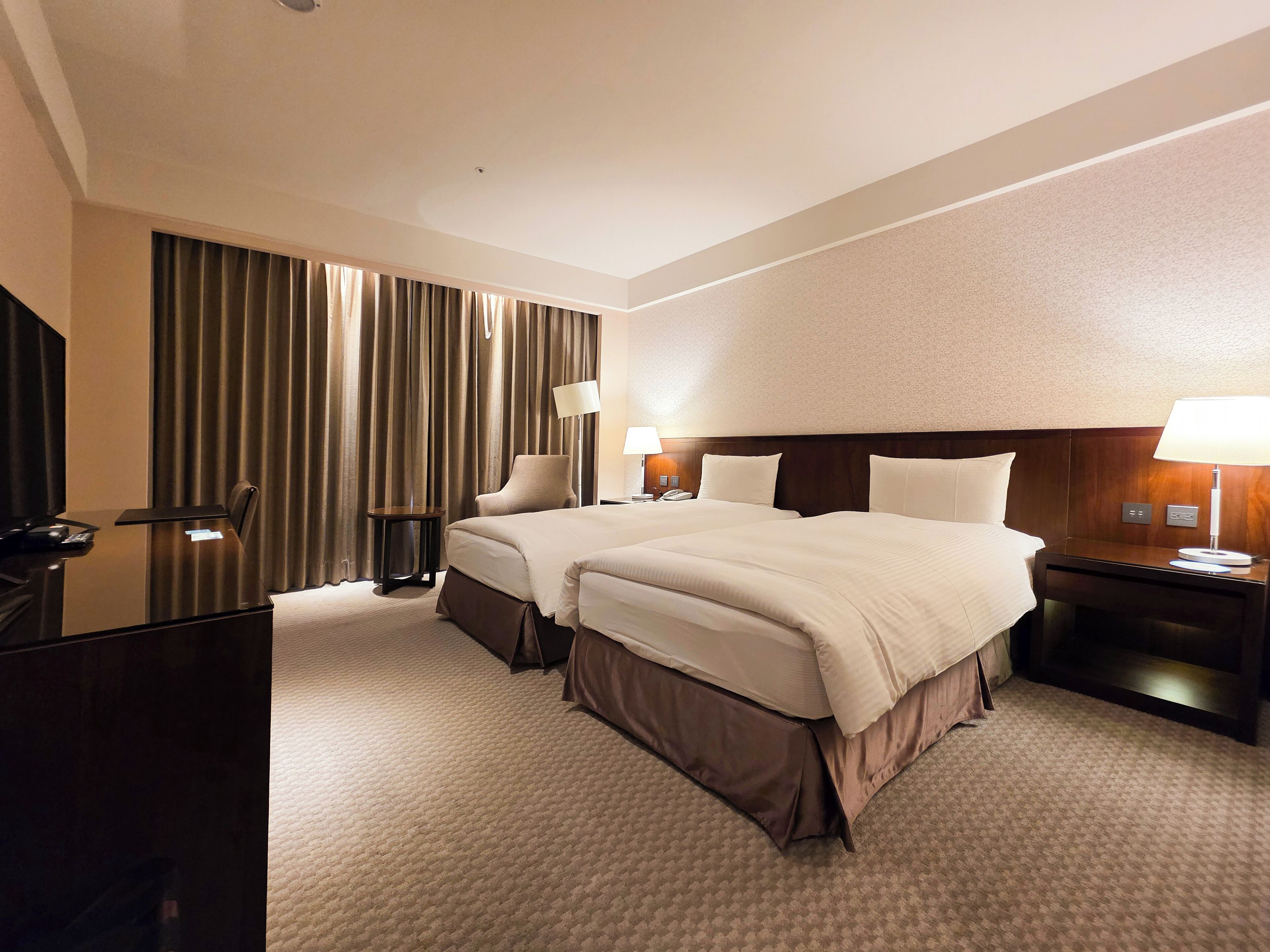 Minibar, caja de seguridad en la habitación y escritorio 