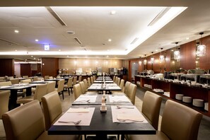 Se sirven desayunos y cocina europea moderna