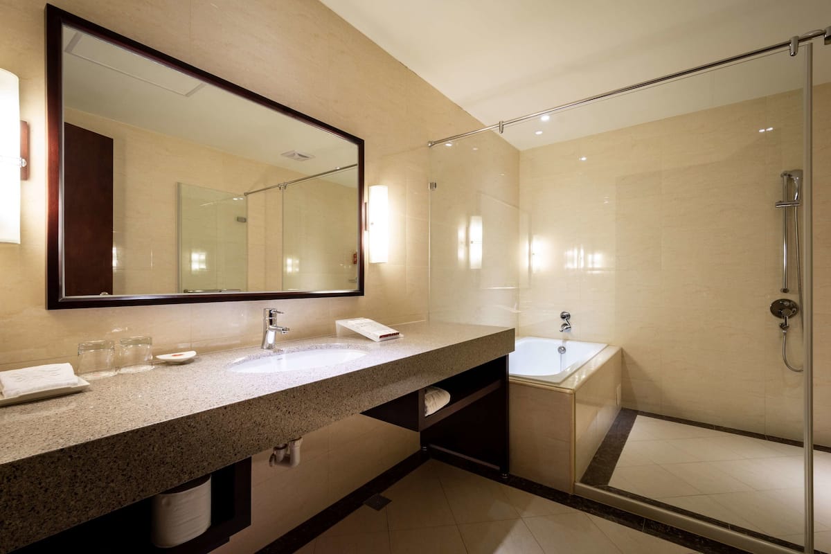 executive suite, 1 king bed--parking available | bathroom amenities | hair dryer, slippers, bidet, towels