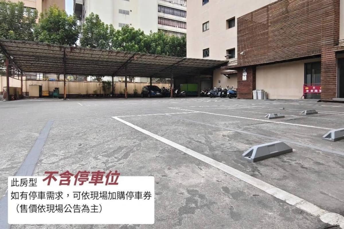 Minibaari, tallelokero huoneessa, työpöytä, pimennysverhot