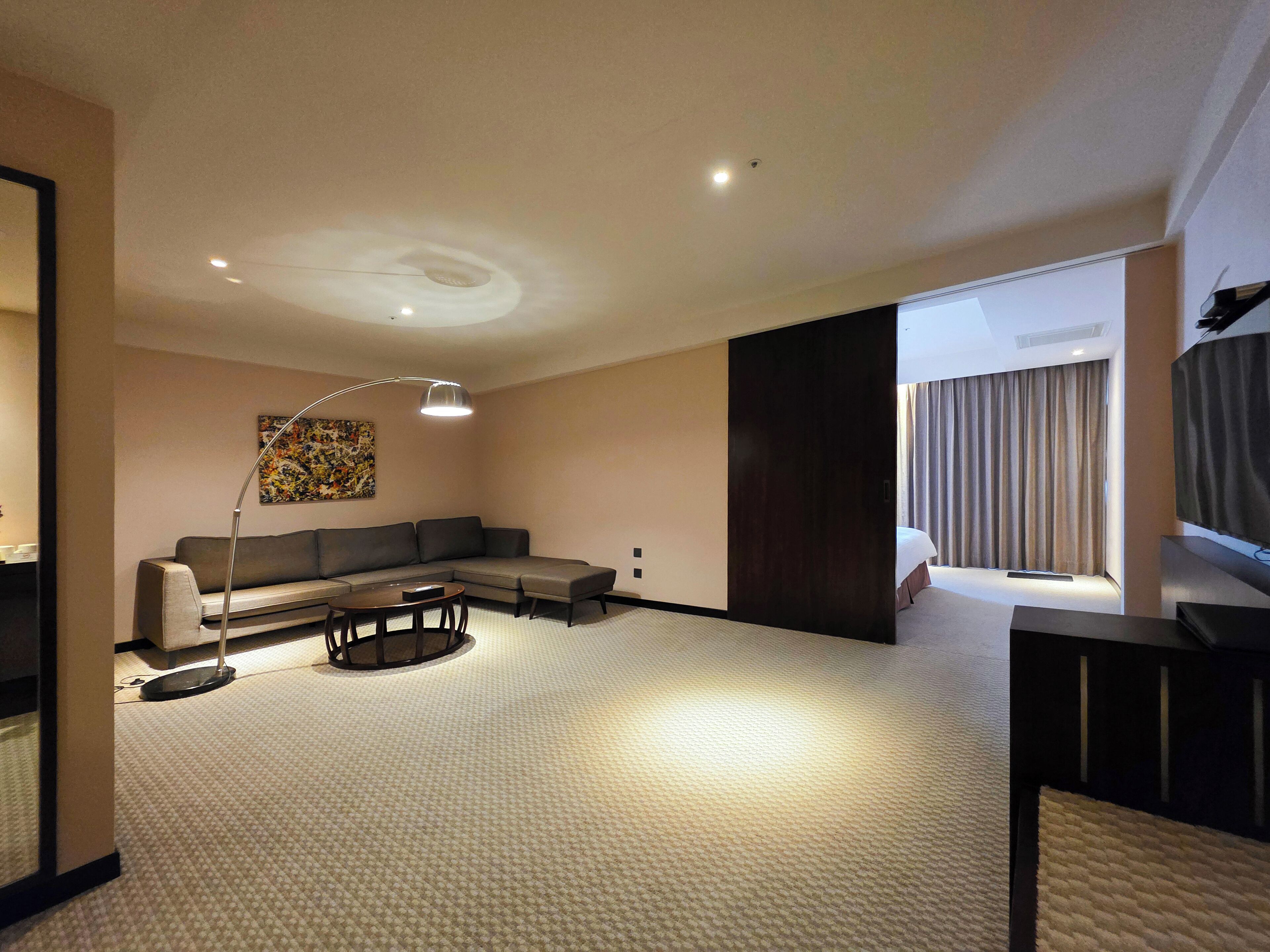 Minibar, caja de seguridad en la habitación y escritorio 