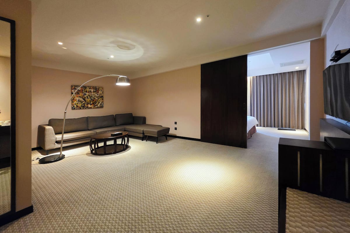 Suite estudio Deluxe, 2 camas Queen size | 1 habitación, minibar, caja de seguridad en la habitación y escritorio