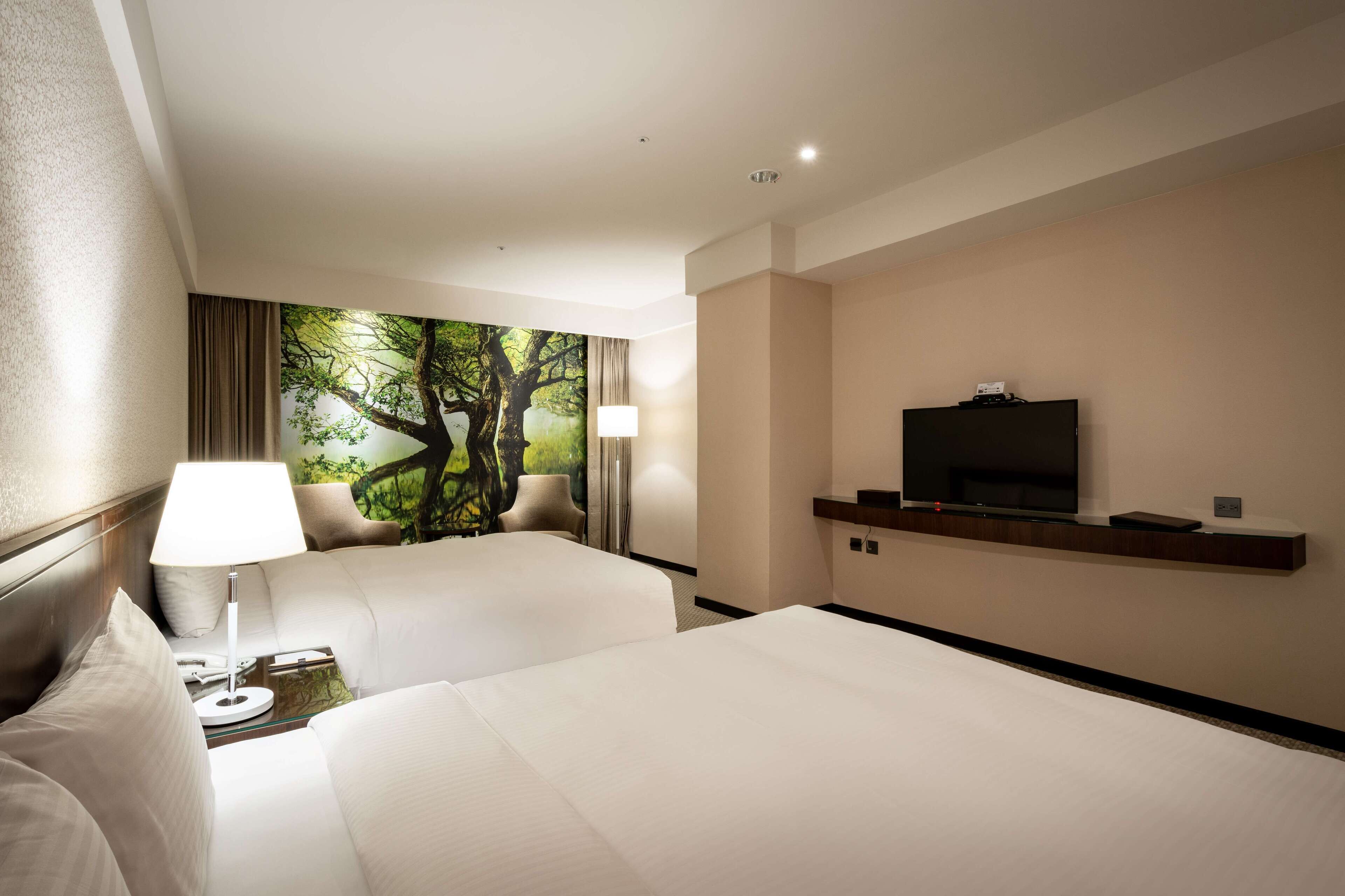 ミニバー、セーフティボックス (室内)、デスク、遮光カーテン