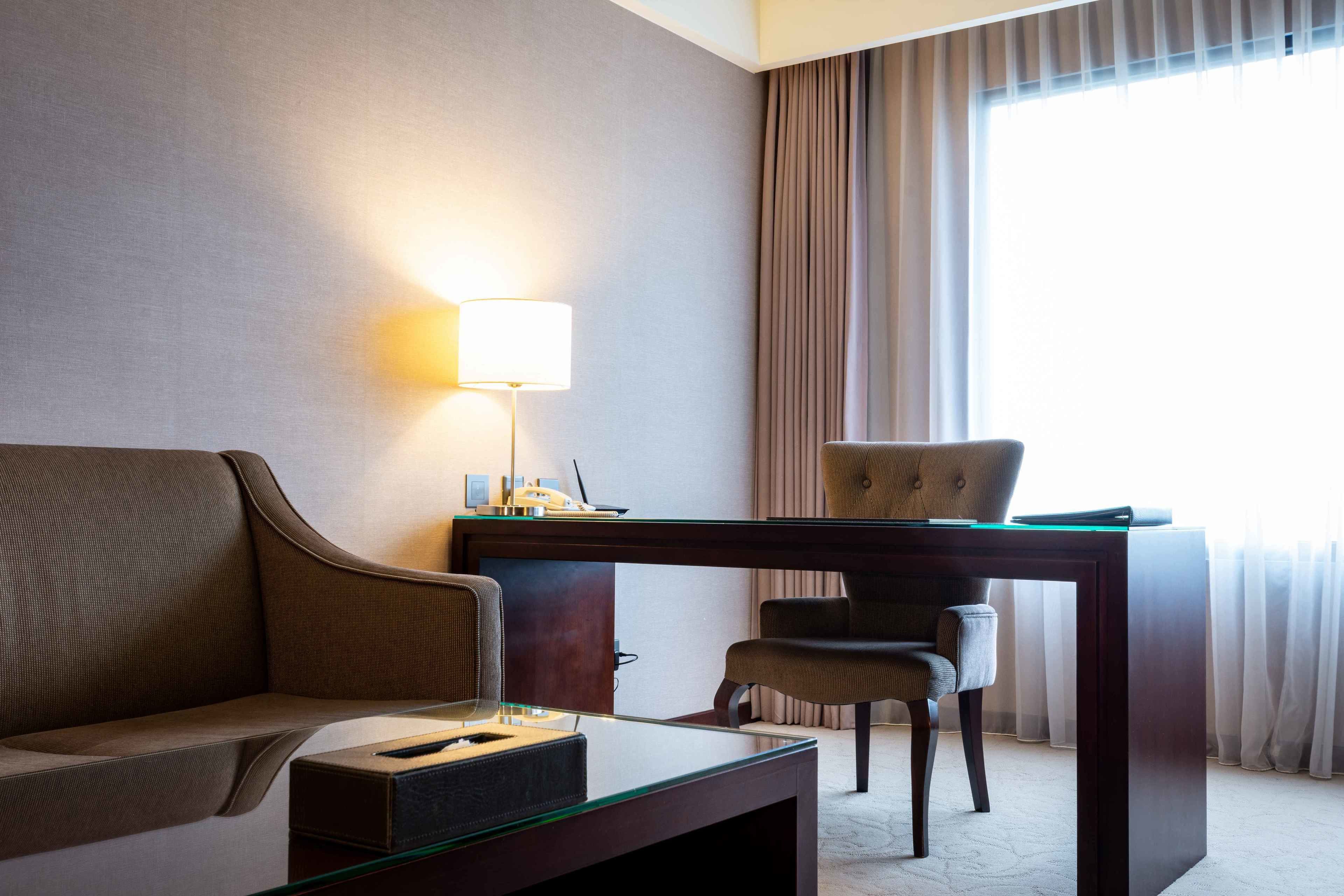 executive suite, 1 king bed--parking available | minibar, in-room safe, desk, blackout curtains