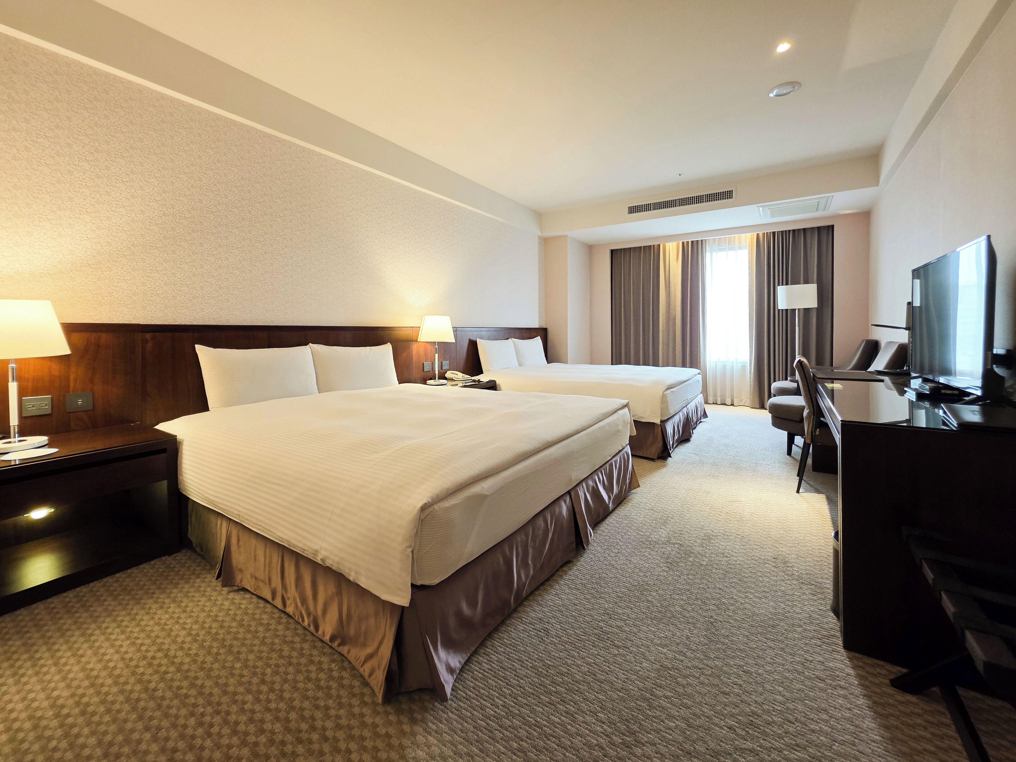 Minibar, caja de seguridad en la habitación y escritorio 