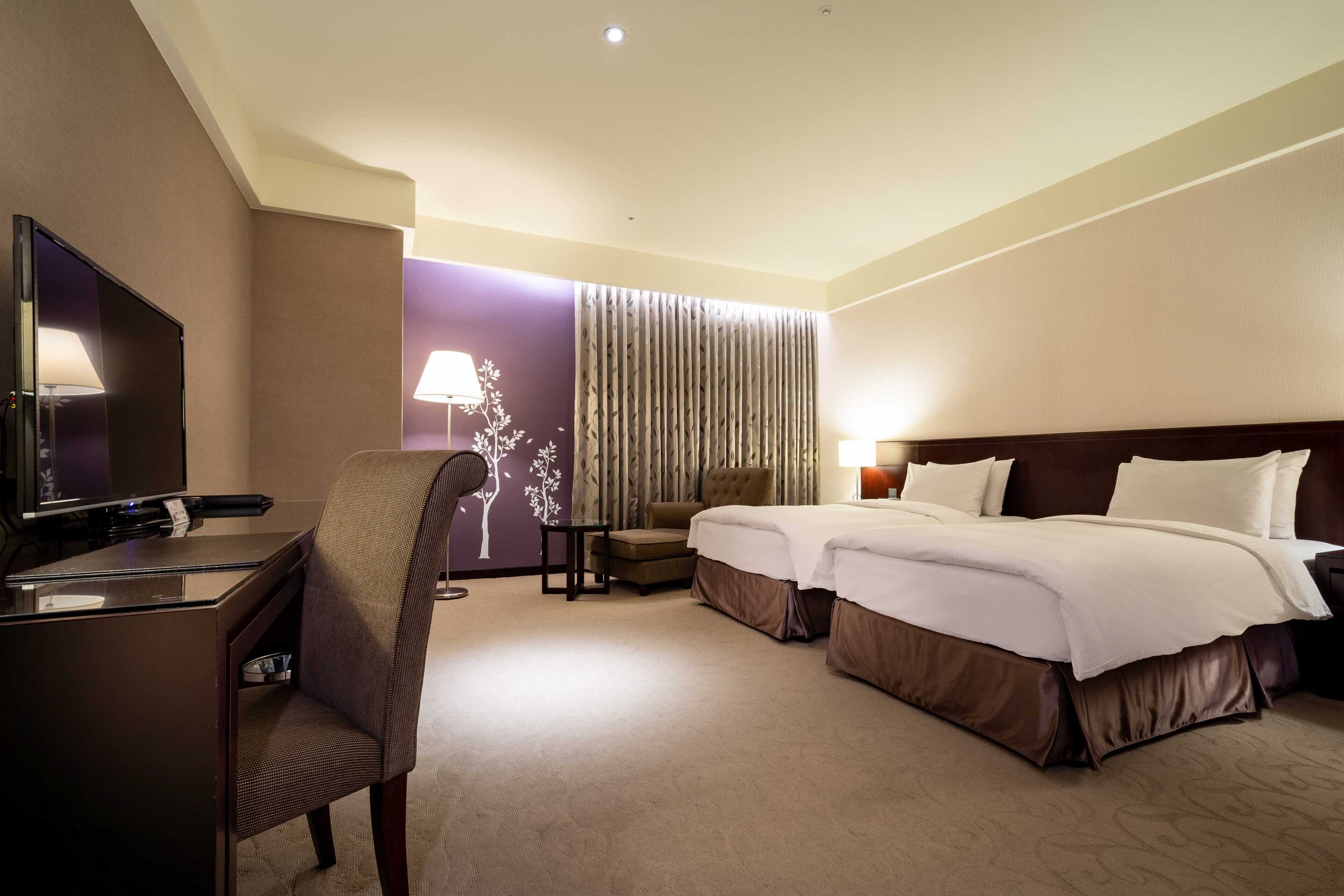 Minibar, caja de seguridad en la habitación y escritorio 