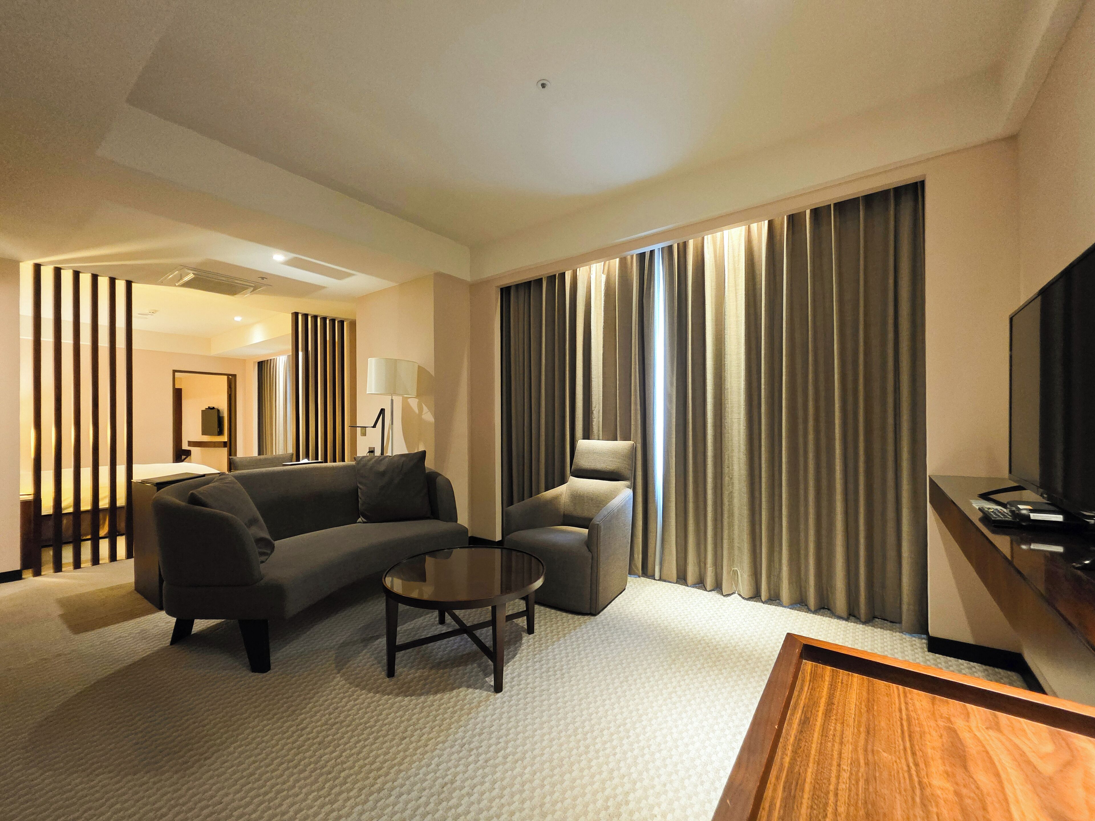 Minibar, caja de seguridad en la habitación y escritorio 