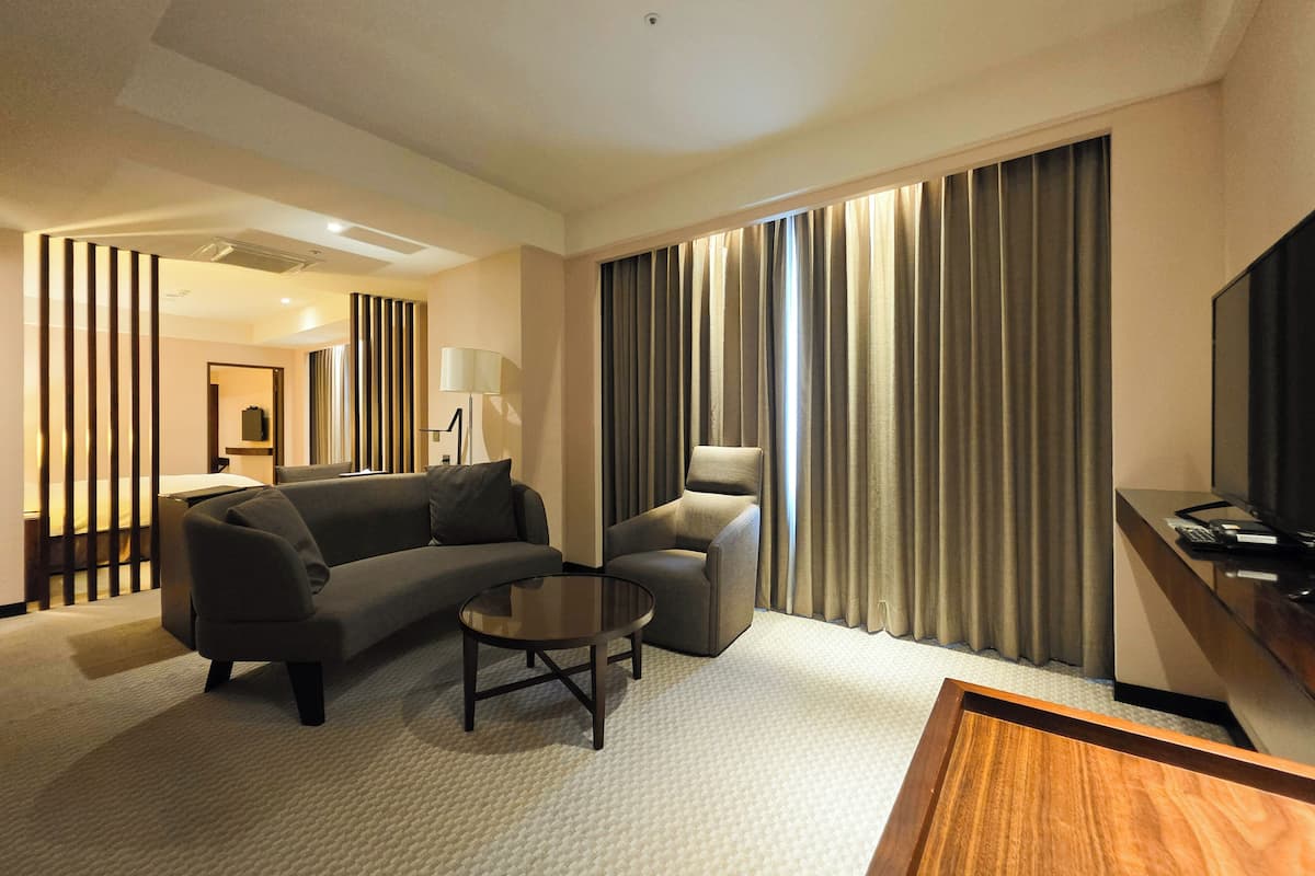 Suite estudio familiar, varias camas | 1 habitación, minibar, caja de seguridad en la habitación y escritorio