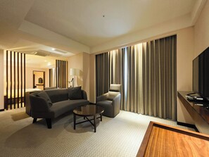 Family Studio Suite, Multiple Beds | Minibar, in-room safe, desk, blackout drapes - CHECK Inn Taichung LaiLai (Taichung)