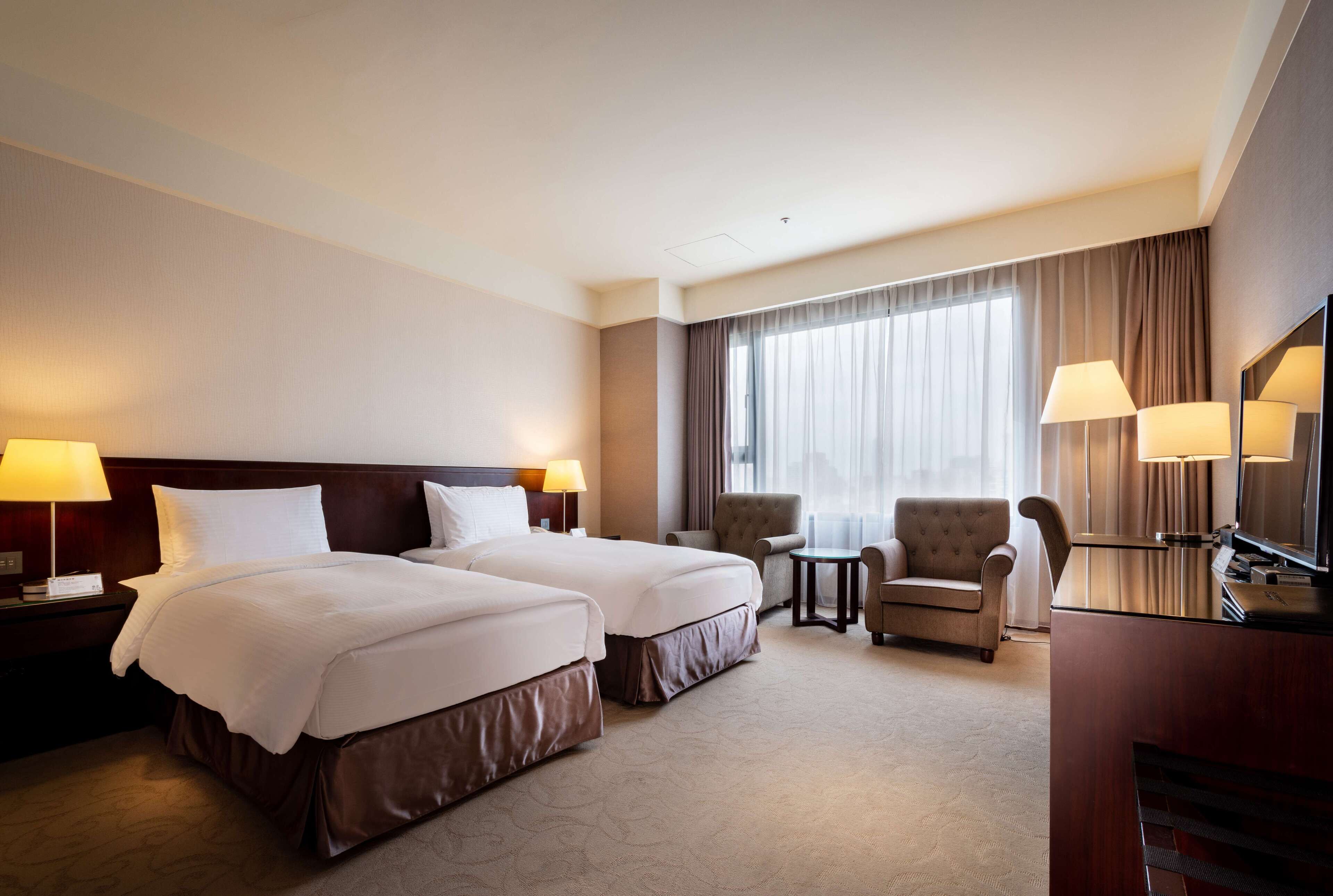 Minibar, caja de seguridad en la habitación y escritorio 