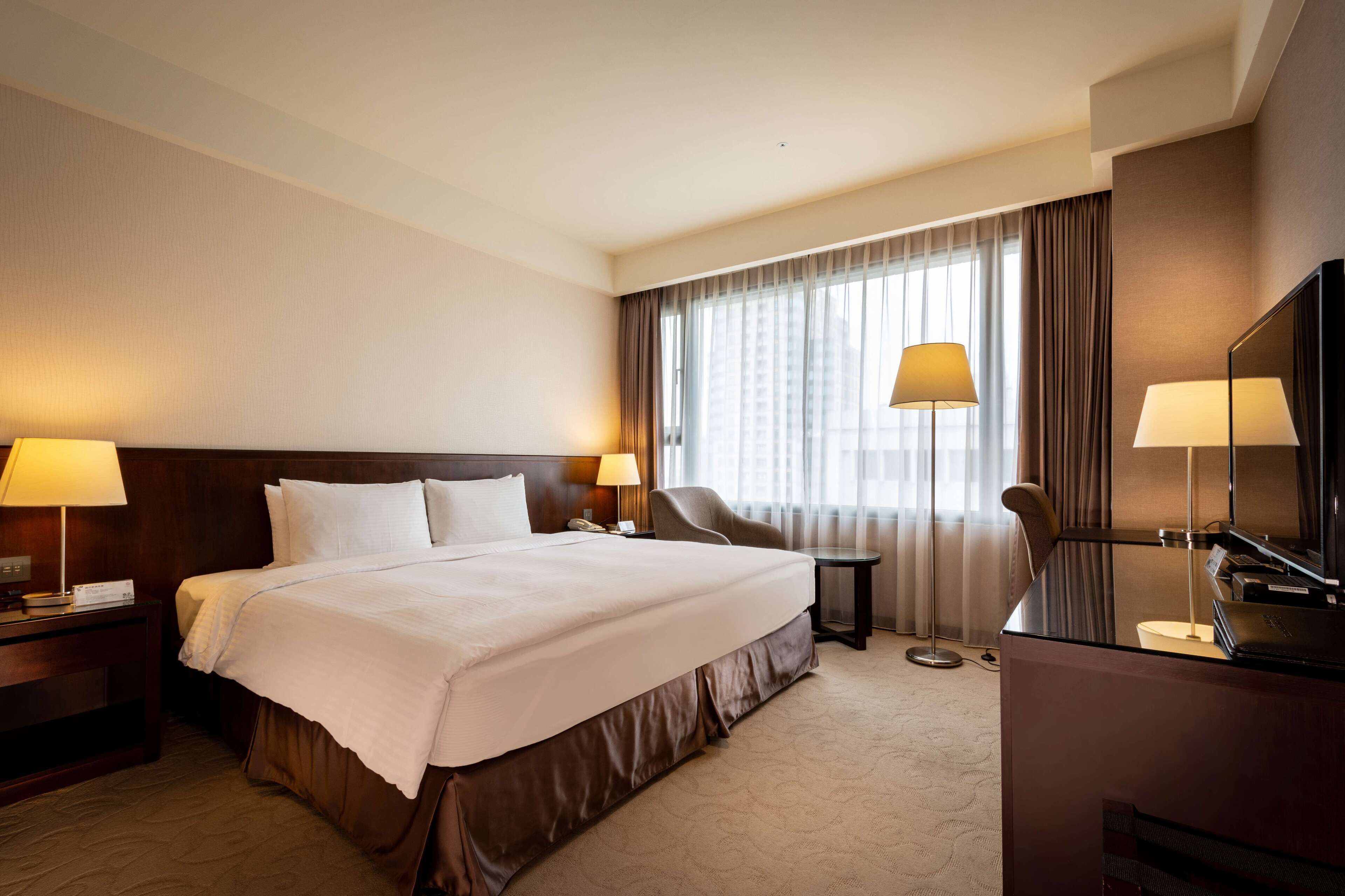 Minibar, caja de seguridad en la habitación y escritorio 