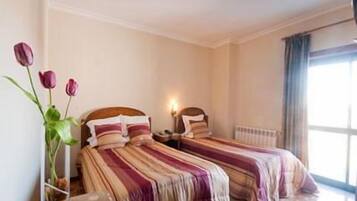 Bureau, chambres insonorisées, lits pliants/supplémentaires