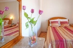 Escritorio, sistema de insonorización, camas supletorias y wifi gratis