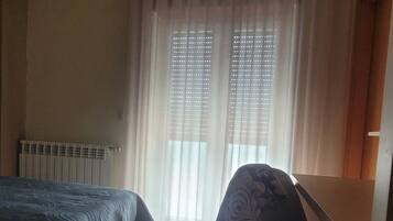 Double Room | Desk, soundproofing, rollaway beds, free WiFi