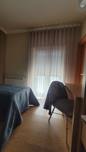 Double Room | Desk, soundproofing, rollaway beds, free WiFi - Residencial Ferrinho (Guarda)