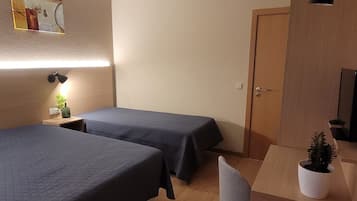 Driepersoonskamer | Een bureau, geluiddichte muren, extra bedden (toeslag), gratis wifi