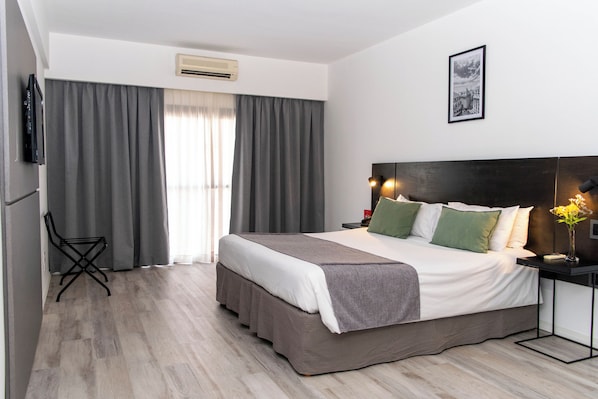 1 bedroom, Egyptian cotton sheets, premium bedding, down comforters