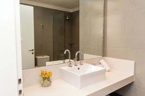 Kostenlose Toilettenartikel, Haartrockner, Bidet, Handtücher