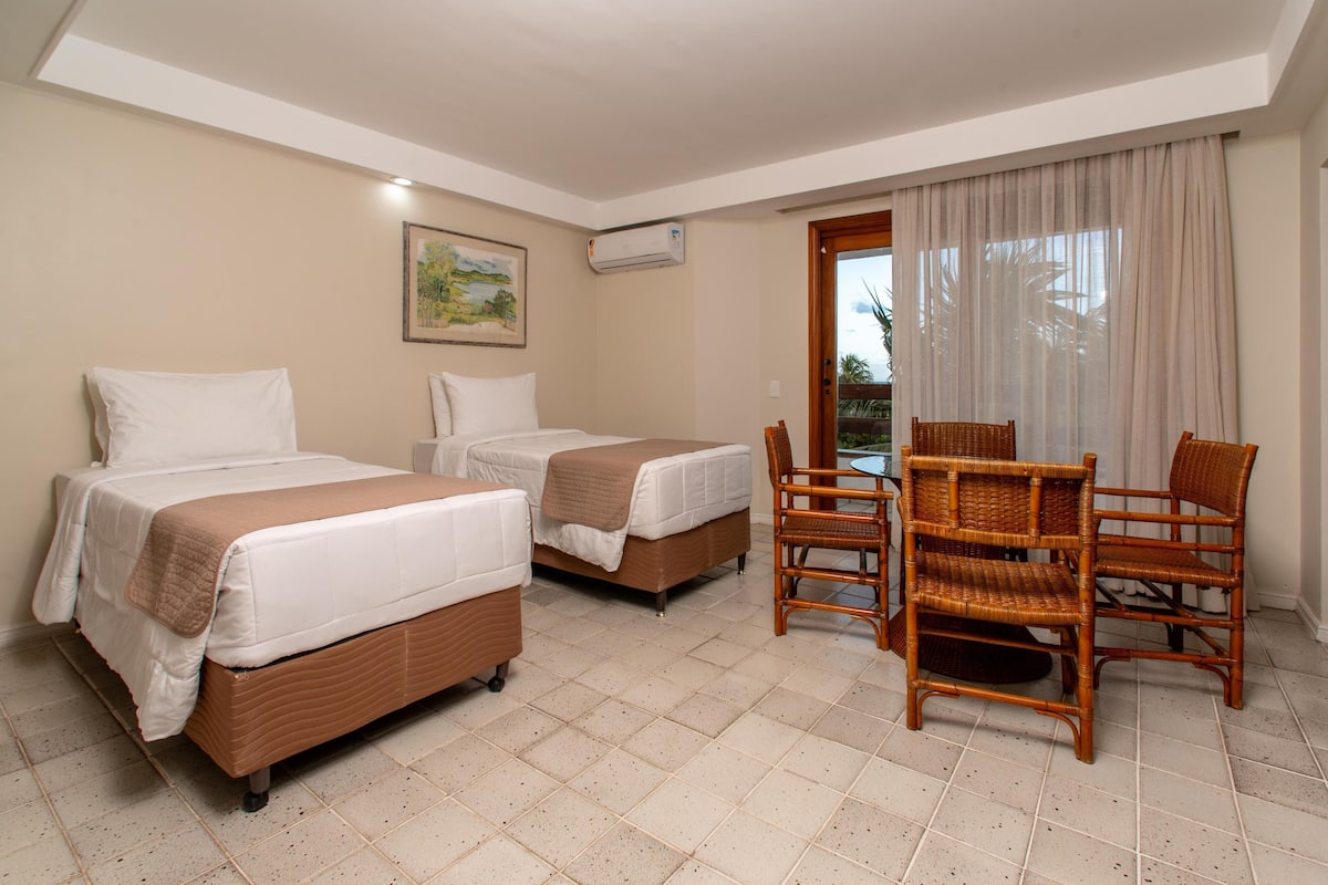 Minibar, in-room safe, WiFi (free), bed sheets