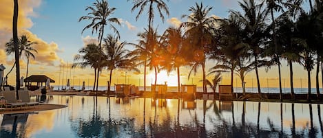 Piscina all'aperto, lettini