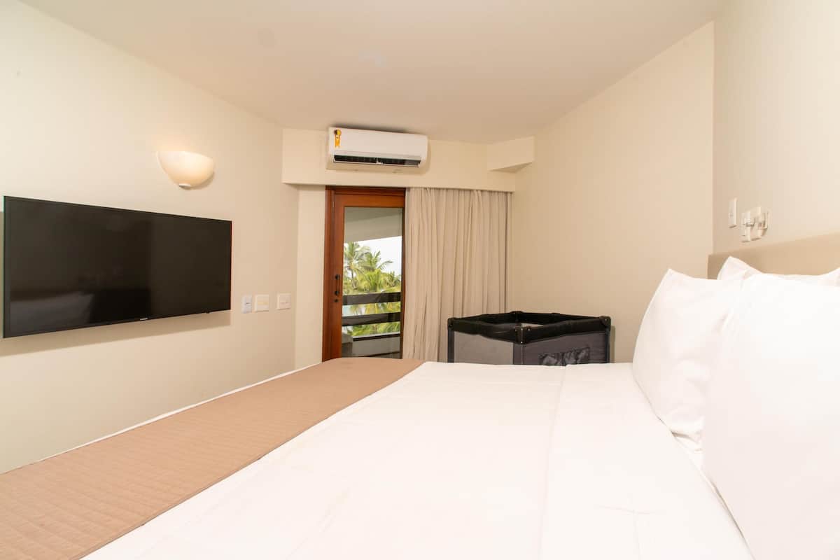 Minibar, in-room safe, WiFi (free), bed sheets