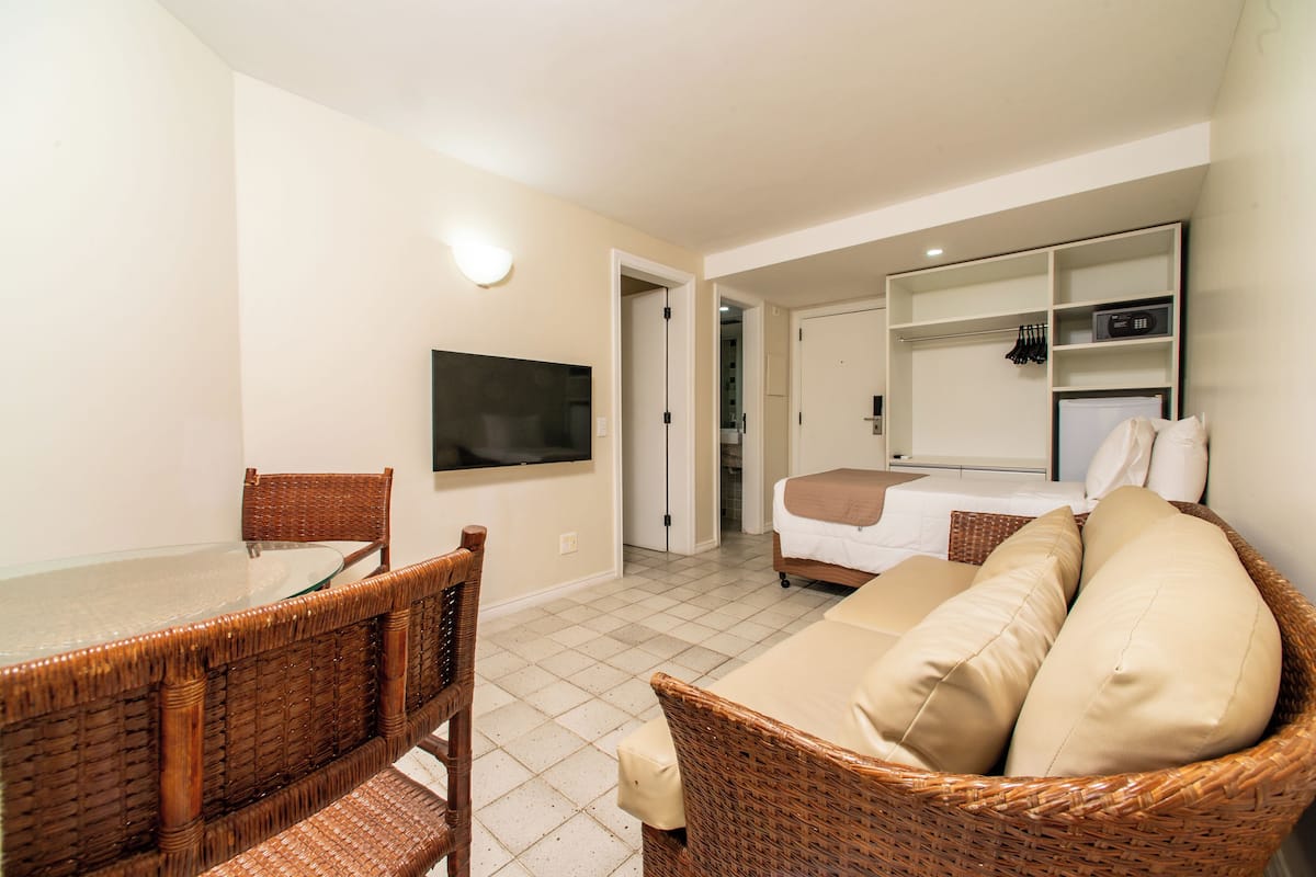 deluxe double room, sea view | 1 bedroom, minibar, in-room safe, free wifi