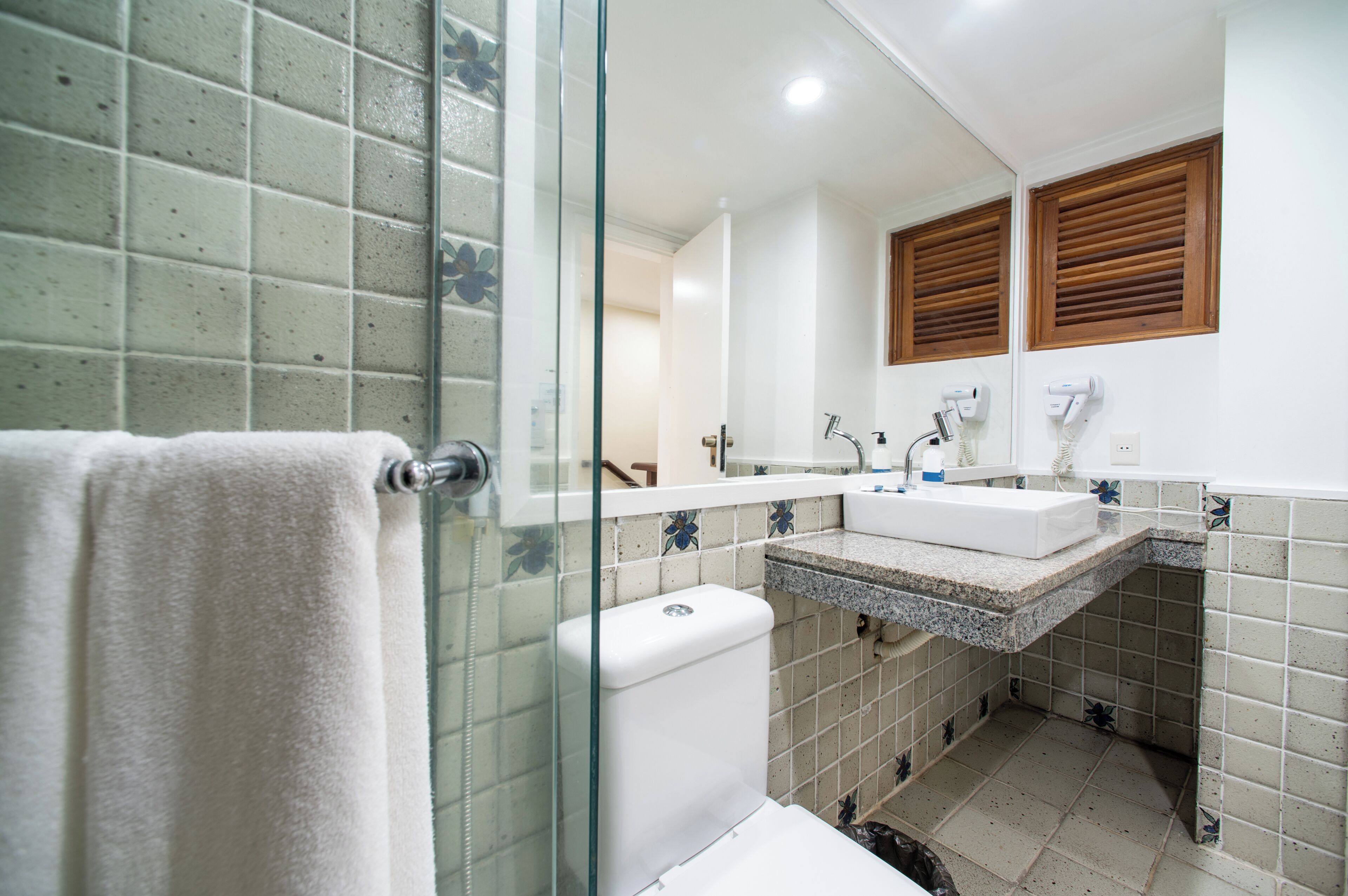 luxo superior duplex | bathroom | shower, hair dryer, towels