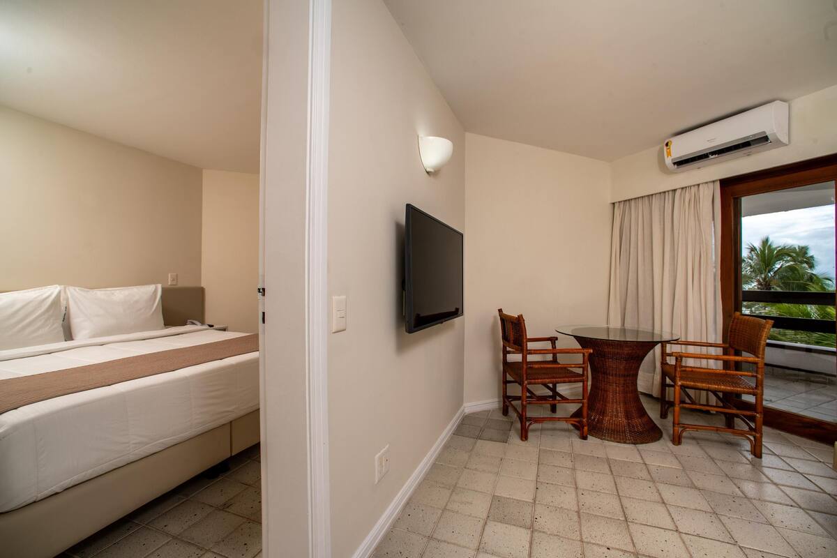 Minibar, in-room safe, WiFi (free), bed sheets