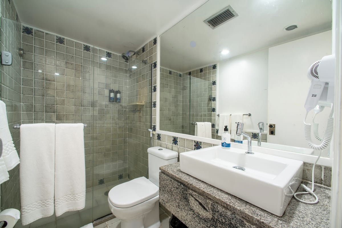 deluxe double or twin room, 2 single beds, sea view | bathroom | shower, hair dryer, towels