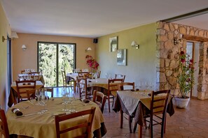 Ofereix taules a l'aire lliure i s'hi serveixen esmorzars i dinars