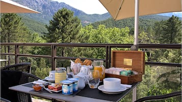 Petit déjeuner en libre-service (15 EUR par personne)