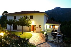 Front of property – evening/night - Hôtel Des Deux Sorru (Poggiolo)