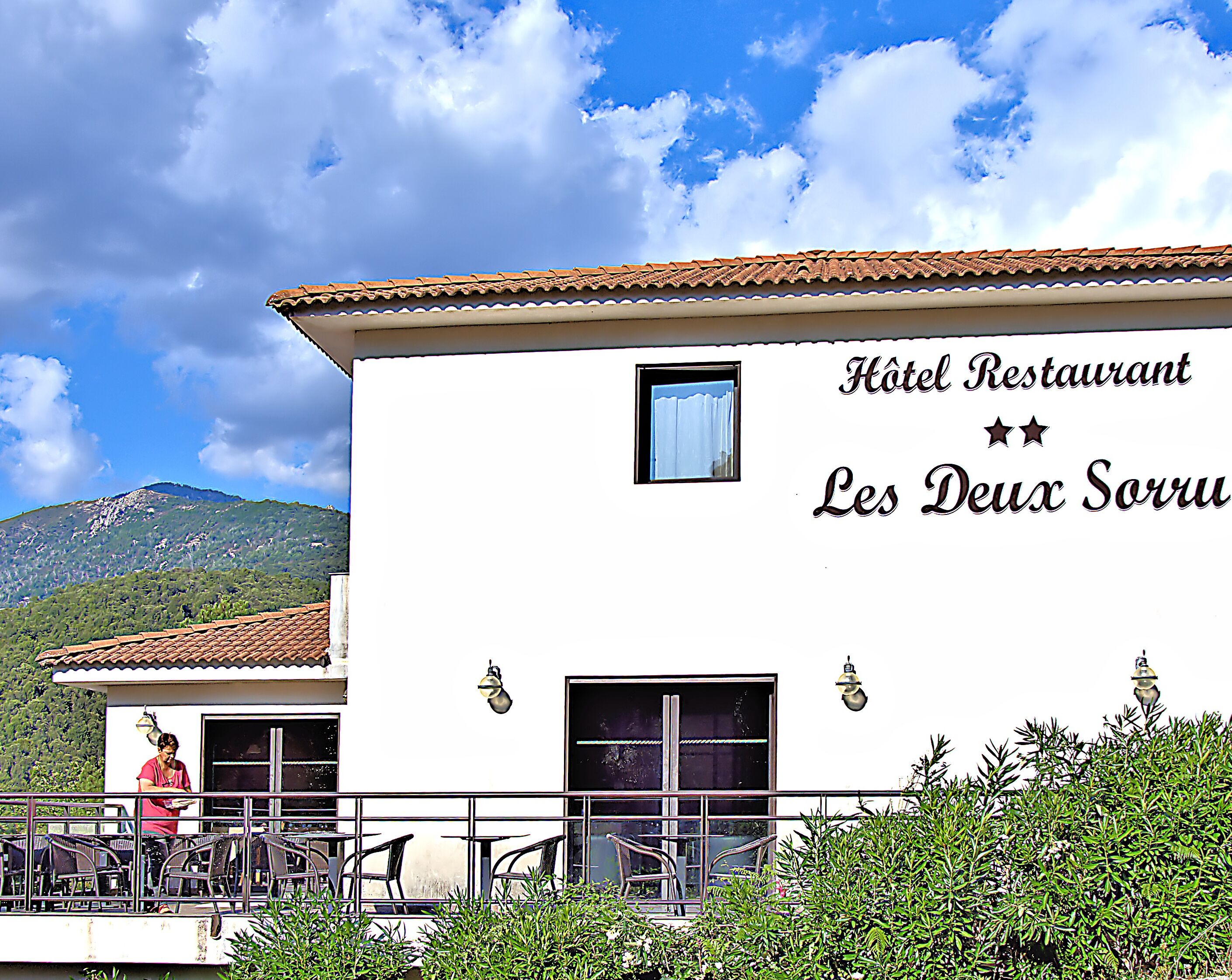 Se sirven desayunos, comidas y cocina francesa con mesas al aire libre