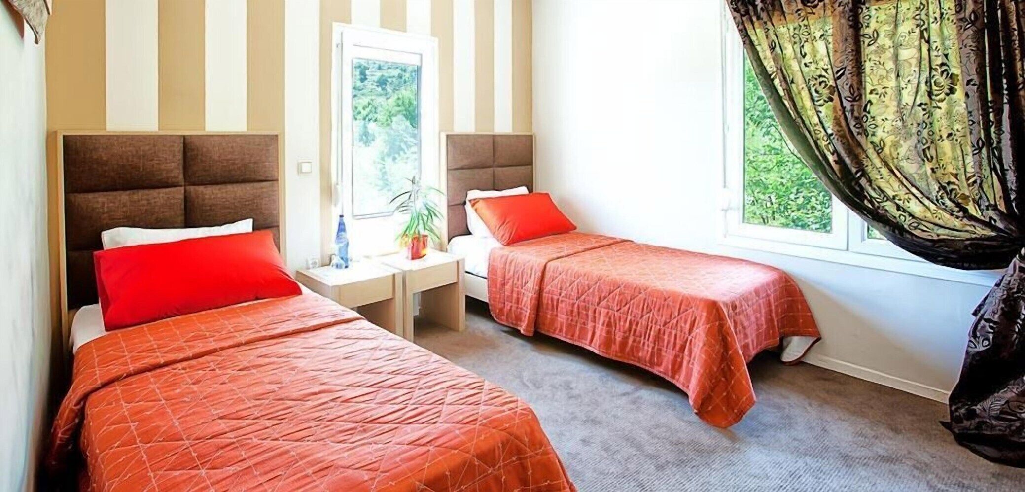 Ropa de cama de alta calidad, minibar, escritorio