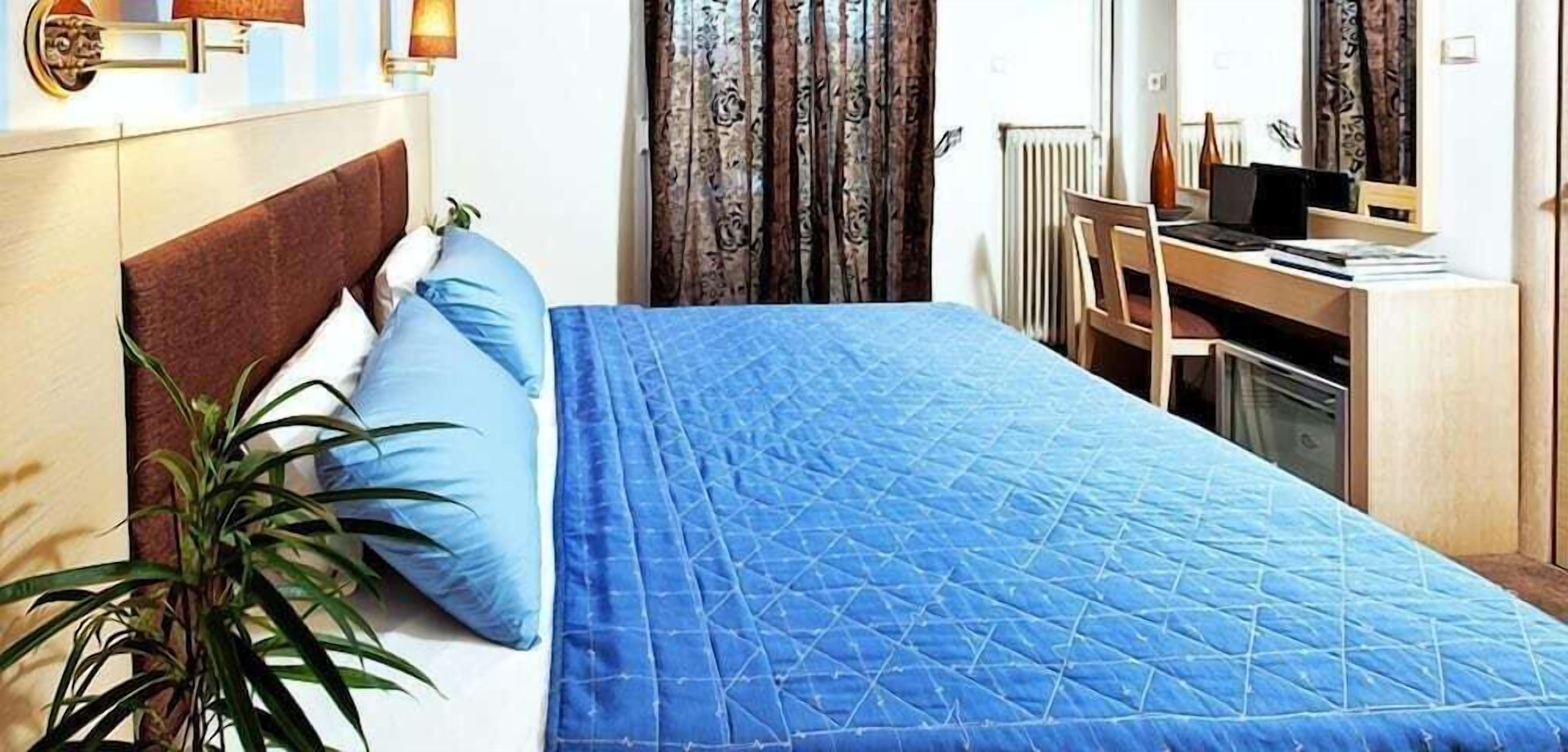 Ropa de cama de alta calidad, minibar, escritorio