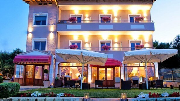Hotel amb terrassa a l'exterior i façana ben il·luminada.