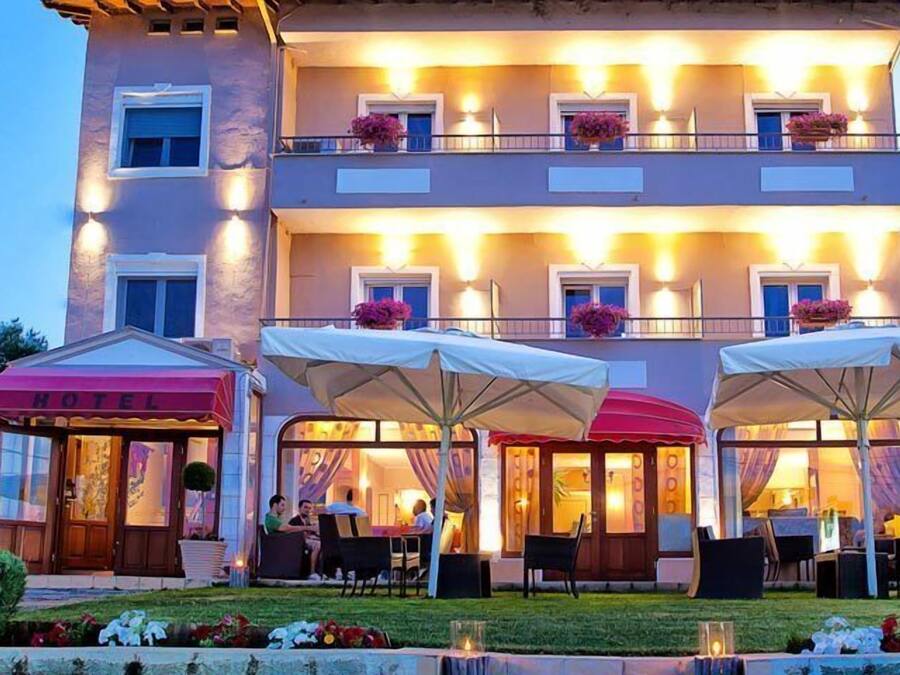 Vista frontal de la propiedad por la tarde o noche