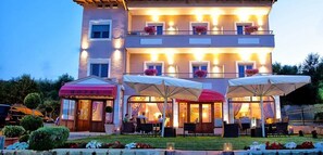 Front of property – evening/night - Hotel Anastassiou (Kastoria)