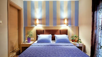 Ropa de cama de alta calidad, minibar, escritorio