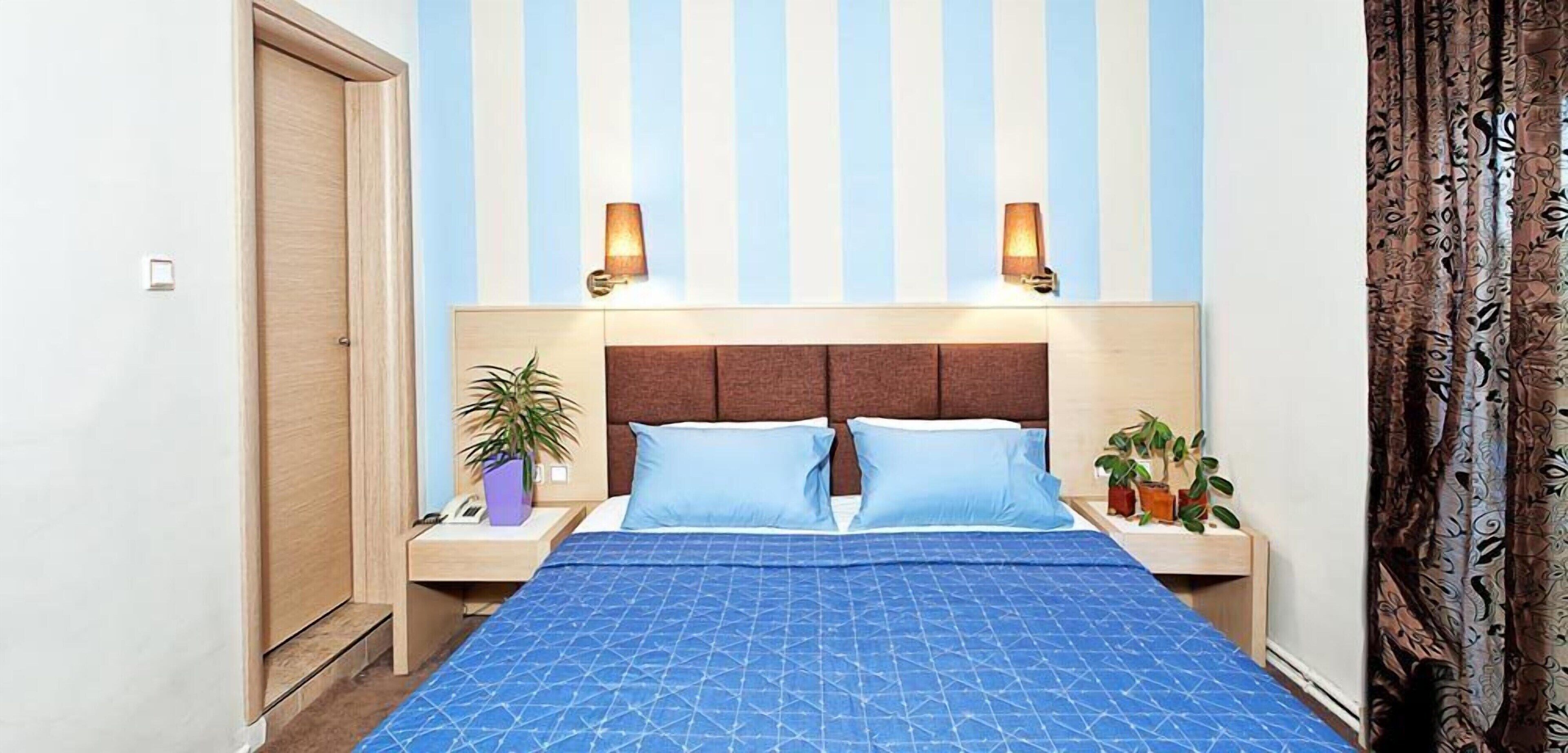 Ropa de cama de alta calidad, minibar, escritorio
