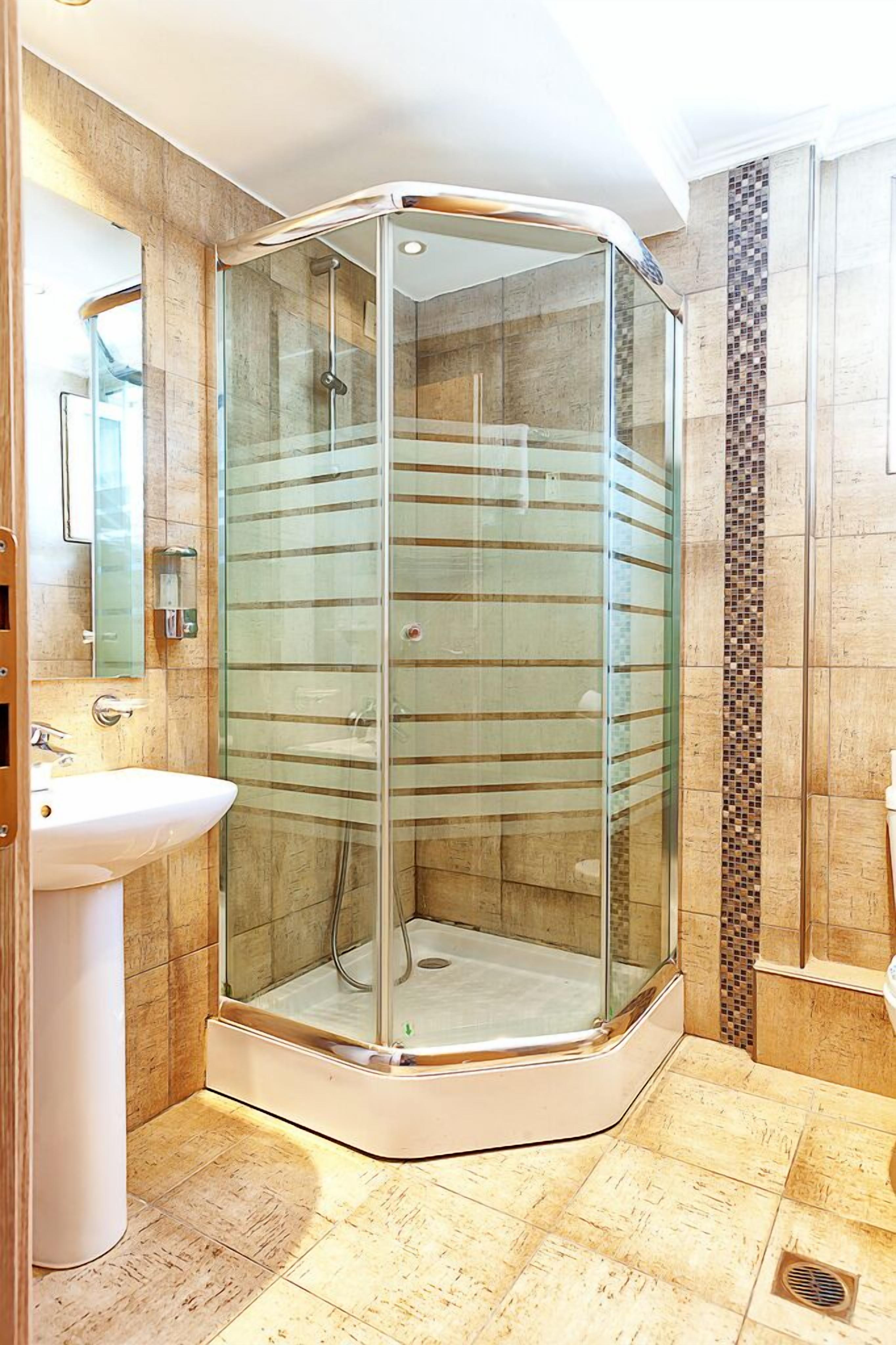 Chambre Double Standard, vue lac | Salle de bain | Douche, articles de toilette gratuits, sèche-cheveux, chaussons