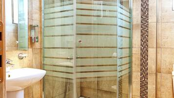 Chambre Double Standard, vue lac | Salle de bain | Douche, articles de toilette gratuits, sĂšche-cheveux, chaussons