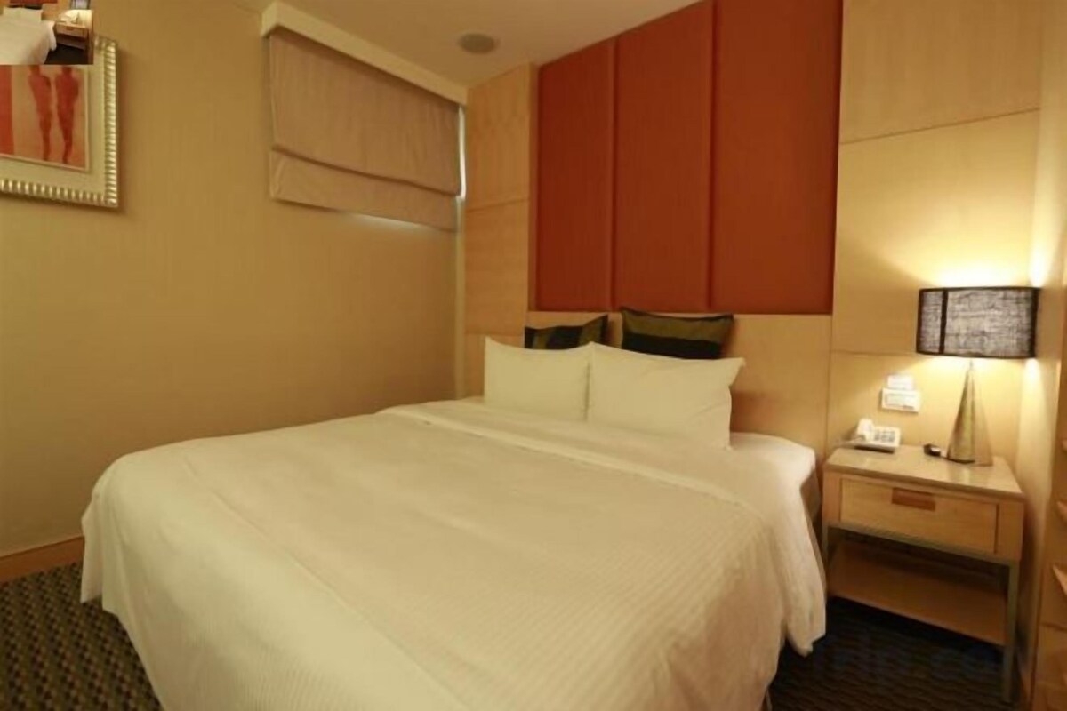 Minibar, escritorio, cortinas blackout y insonorización 