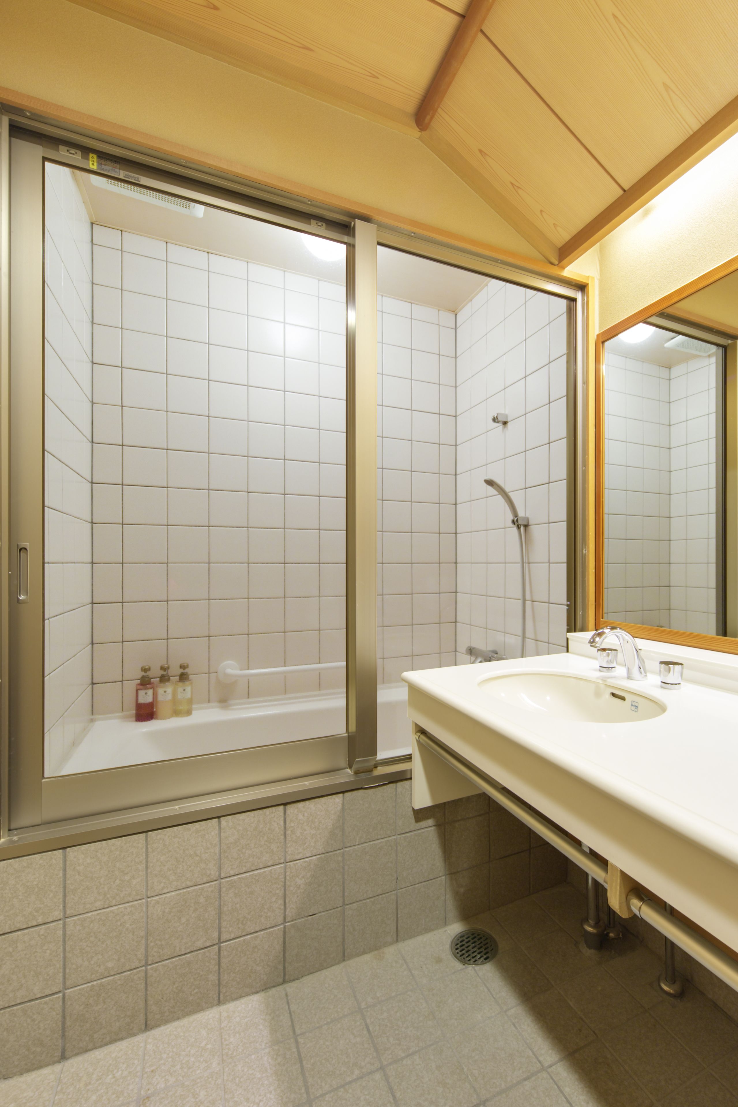 Un baño con bañera, lavabo y espejo.