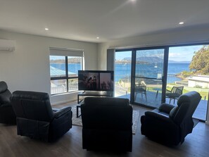 別墅 | 起居區 | 40-吋 LCD 液晶電視、數位頻道、電視、串流服務