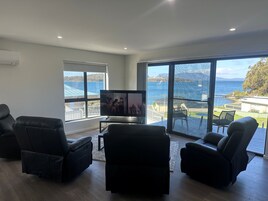 别墅 | 起居区 | 40-英寸液晶电视（配备数码频道）、电视、流媒体服务