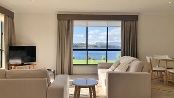 Villa – signature | Oppholdsområde | En 40-tommers LCD-TV med digitale kanaler samt TV og strømmetjenester