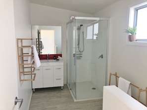 Cabin 5 - Family | Bathroom | Towels, soap, shampoo, toilet paper - Eastcoaster Tasmania (Orford)