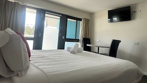 Accessible Queen | Individually decorated, individually furnished, blackout drapes - Eastcoaster Tasmania (Orford)